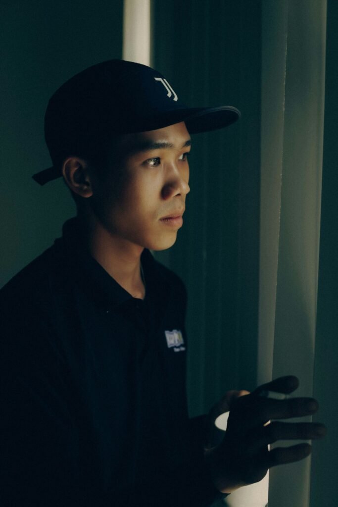 Mann in Kappe schaut aus dem Fenster