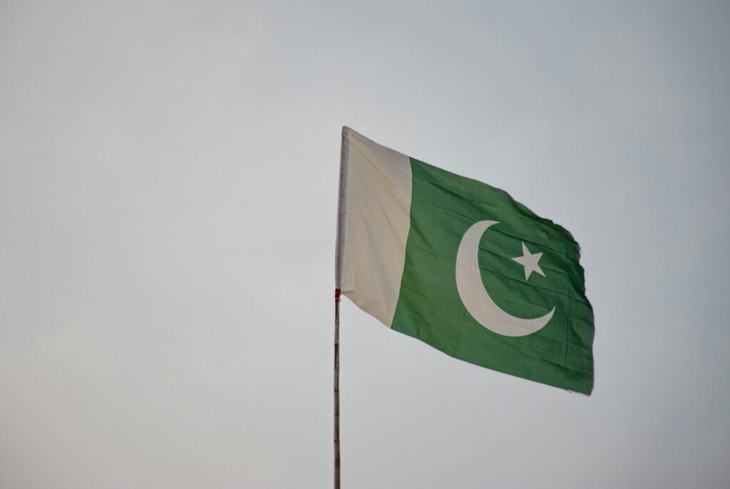 Pakistanische Flagge weht im Wind