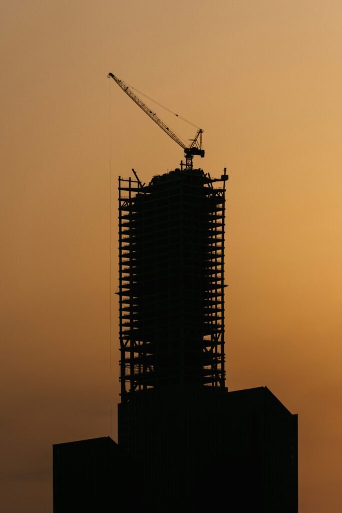 Hohes Gebäude in Dubai mit einem Kran