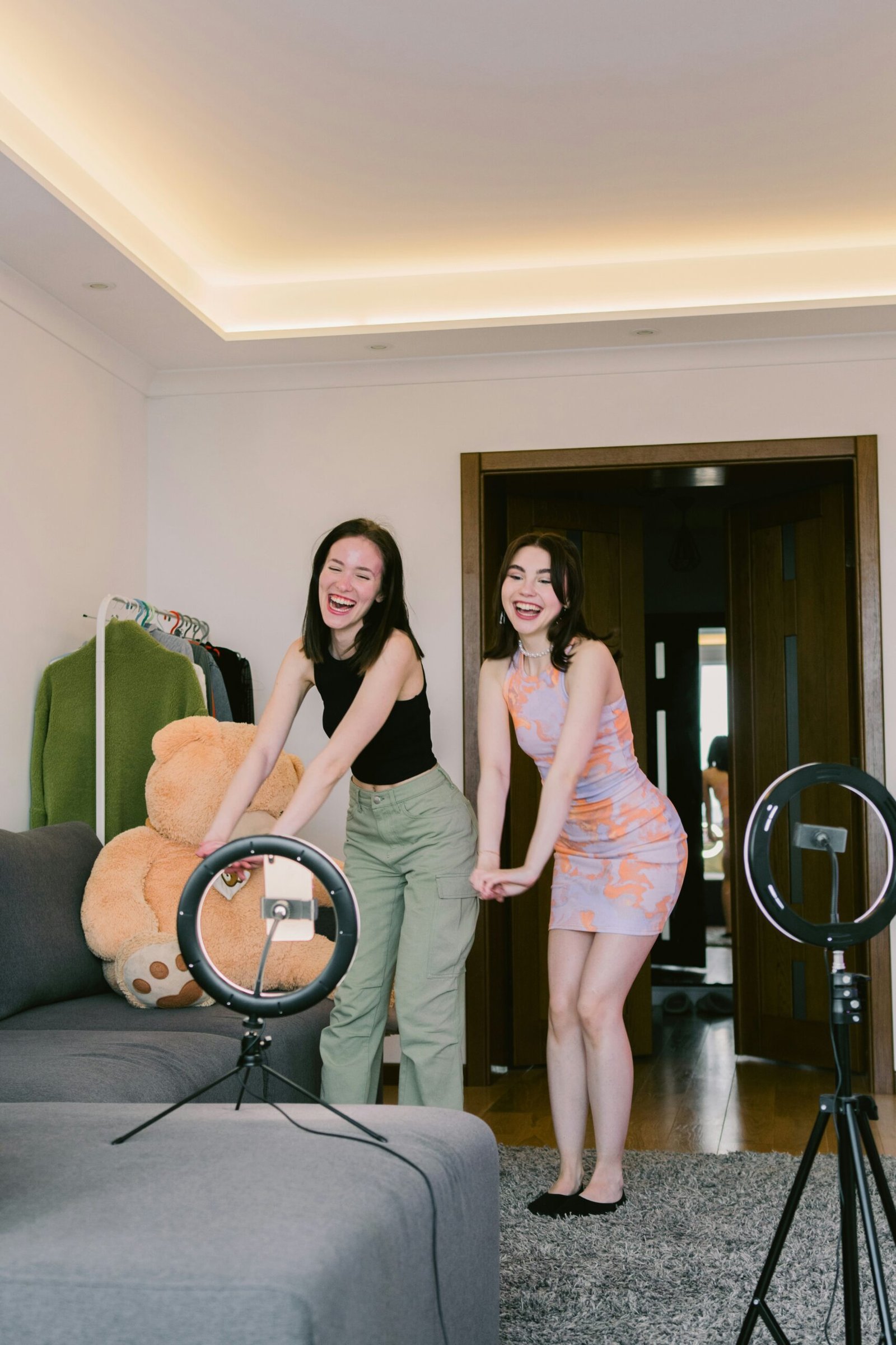 Mädchen nehmen Videos auf